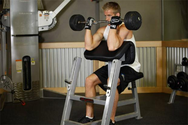 牧师凳弯举有必要吗,牧师凳弯举和正常弯举区别