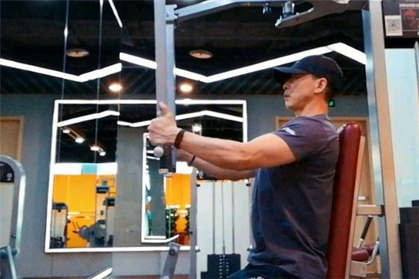 坐姿推胸座椅怎么调高度,坐姿推胸怎么练下胸