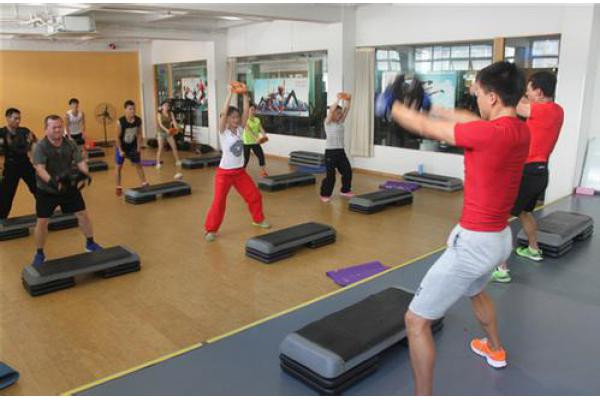 弹簧拉力器怎么练胸肌图解,弹簧拉力器怎么练胸肌视频