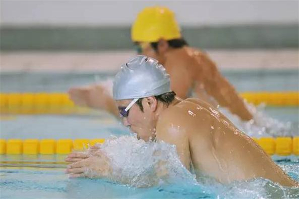 蛙泳蹬腿用什么部位发力,蛙泳蹬腿往哪个方向蹬 蛙泳蹬腿用什么部位发力,蛙泳蹬腿往哪个方向蹬