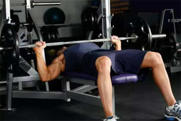 史密斯机卧推标准动作,史密斯卧推朝向