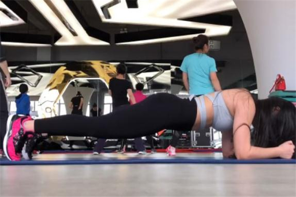 山羊挺身动作要领,反向山羊挺身