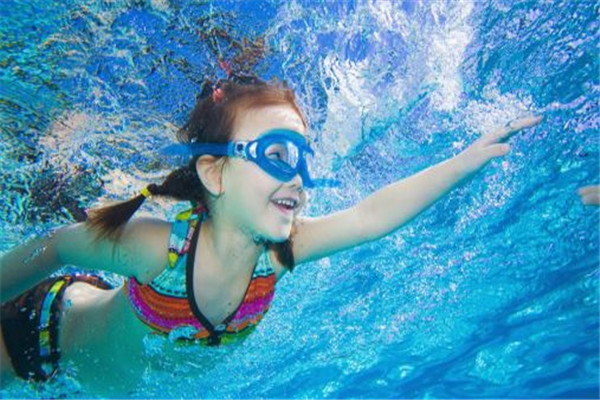 游泳有助于长高吗,游泳对长高的作用大吗