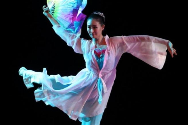 男孩学中国舞好不好,中国舞适合男孩子学吗 非常适合 男孩学中国舞好不好,中国舞适合男孩子学吗 非常适合