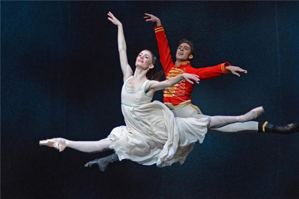 芭蕾舞为什么要踮脚尖点地,为什么跳芭蕾舞要踮起脚尖呢