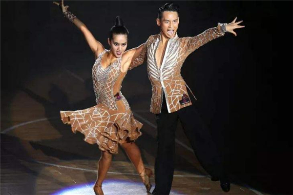 跳拉丁舞腿会变粗吗,学拉丁腿会不会变粗 跳拉丁舞腿会变粗吗,学拉丁腿会不会变粗