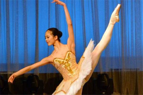 跳芭蕾舞脚会变形吗?,跳芭蕾舞的脚变形后是什么样子的