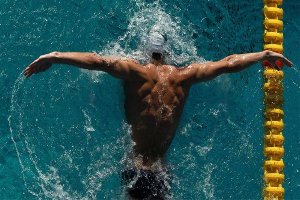 蝶泳适合女孩学吗,女生学蝶泳为什么不好