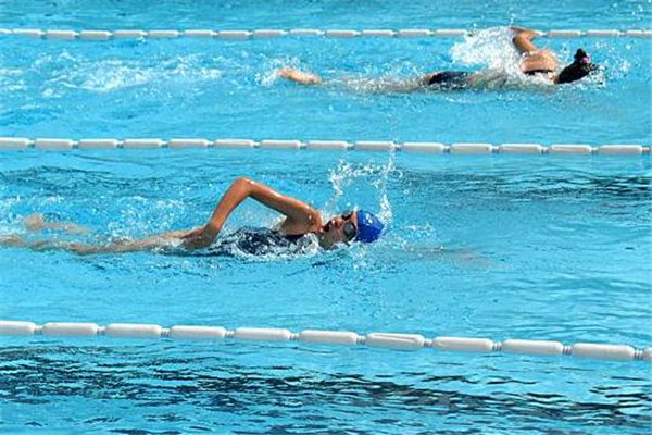 自由泳二次打腿技巧,自由泳打腿怎么练