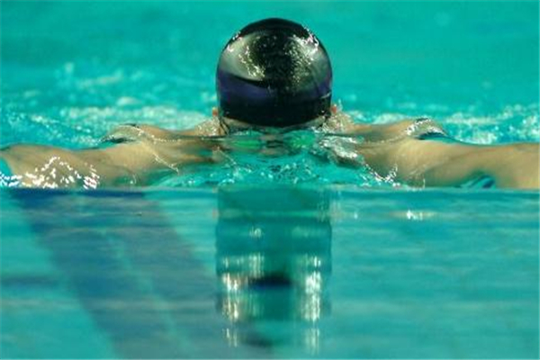 蛙泳换气不下沉的技巧,蛙泳换气不下沉的技巧慢动作 蛙泳换气不下沉的技巧,蛙泳换气不下沉的技巧慢动作