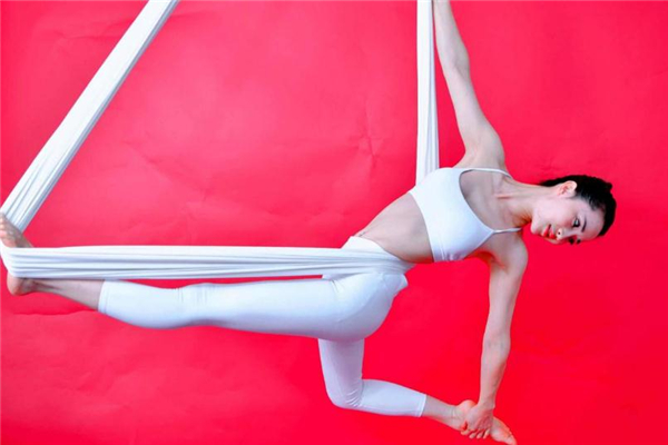 瑜伽能穿袜子吗,练瑜伽能穿袜子吗