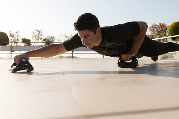 俯卧撑可以纠正驼背吗,俯卧撑和仰卧起坐可以预防驼背吗