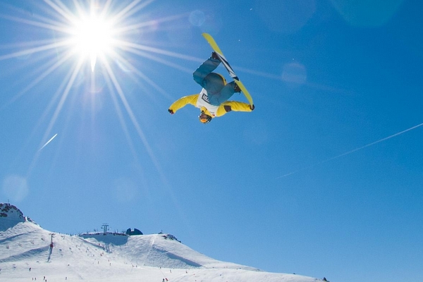 滑雪可以戴隐形眼镜吗,戴隐形眼镜滑雪没事吧