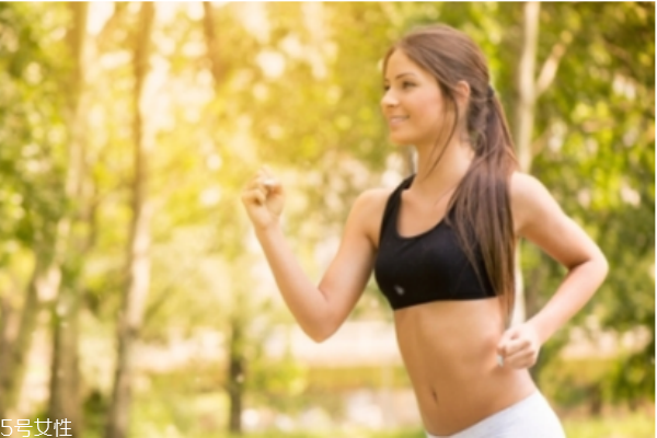 跑步多久才能起到减肥的作用,坚持跑步一个月能瘦多少斤