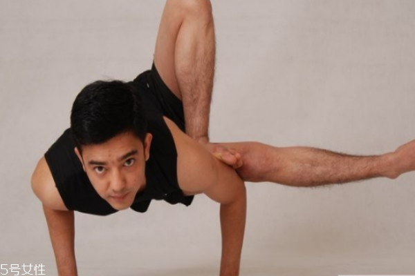男人练瑜伽的好处,男人练瑜伽有什么好处和坏处 男人练瑜伽的好处,男人练瑜伽有什么好处和坏处