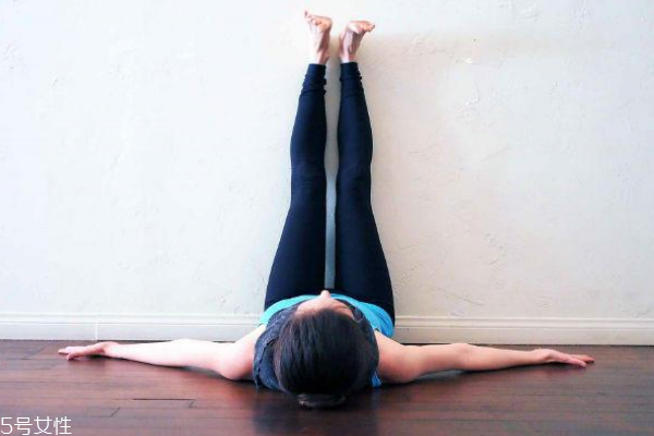 双腿倒立靠墙可以瘦腿吗,靠墙倒立腿可以减肥么