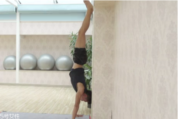 腿倒立在墙上有什么好处和坏处,腿倒立在墙上能减腿吗