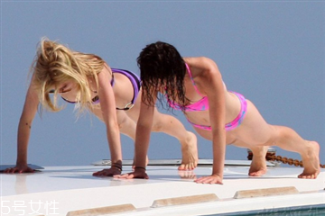 俯卧撑和平板支撑哪个好?,平板支撑跟俯卧撑哪个好