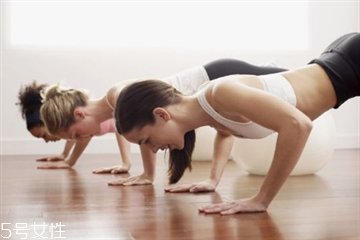 做俯卧撑能减掉肚子上的赘肉吗,睡前俯卧撑能减肚子吗