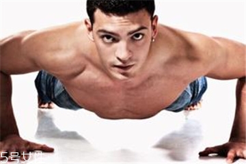 光靠俯卧撑能练胸肌吗,俯卧撑能练胸肌吗?