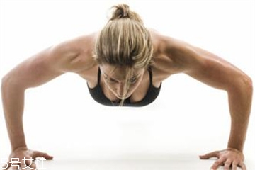 经常做俯卧撑有什么好处和坏处,每天俯卧撑有什么好处