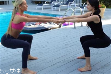 多做深蹲对男性有什么好处,男性深蹲的好处(男人必练)