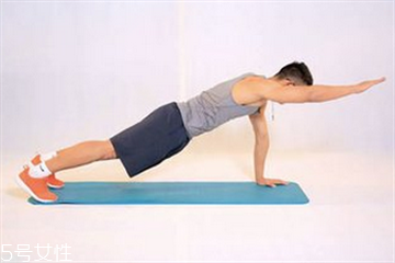 平板支撑和小飞燕做法,平板支撑可以瘦腿吗 平板支撑和小飞燕做法,平板支撑可以瘦腿吗