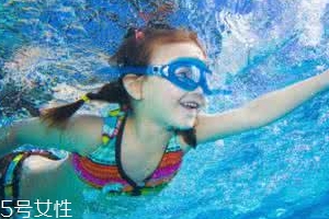 为什么游泳时尿多,为什么游泳的时候容易尿急 为什么游泳时尿多,为什么游泳的时候容易尿急