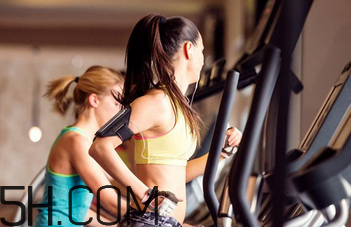 跑步机可以光脚跑吗,跑步机上可以光脚跑吗