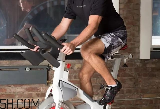 骑动感单车穿什么鞋子好,动感单车穿哪种鞋子合适 骑动感单车穿什么鞋子好,动感单车穿哪种鞋子合适