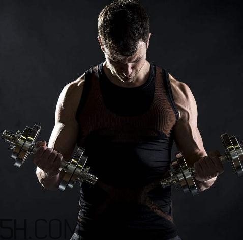 哑铃弯举最合适的重量是多少,杠铃弯举重量多少合适 哑铃弯举最合适的重量是多少,杠铃弯举重量多少合适