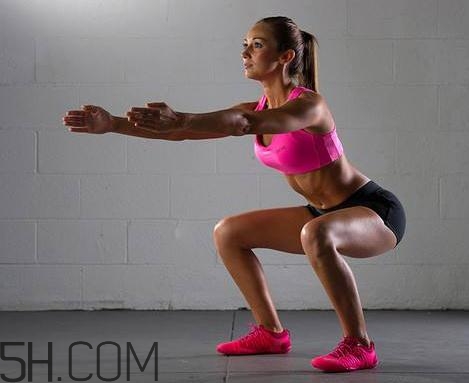 深蹲要蹲多深,深蹲做多少个 深蹲要蹲多深,深蹲做多少个