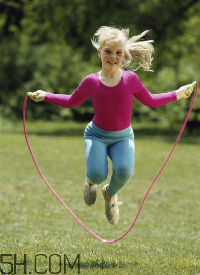 跳绳减肥跳多长时间合适,什么时间跳绳是最佳的减肥时间