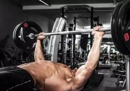 卧推要不要挺腰,卧推要不要把腰拱起来