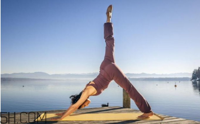 瑜伽可以纠正驼背吗,瑜伽练多久可以改善驼背