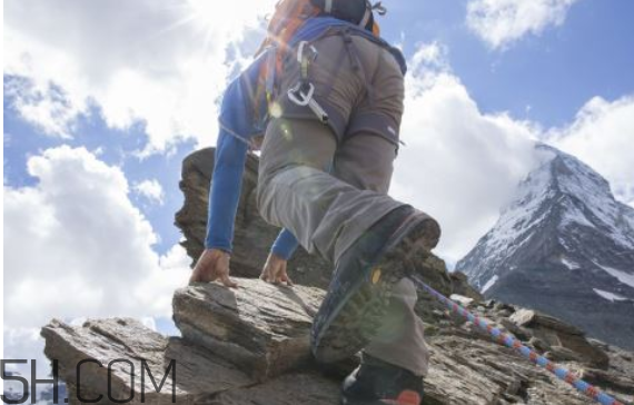 夏天爬山穿什么鞋子舒服,夏天爬山穿什么鞋子