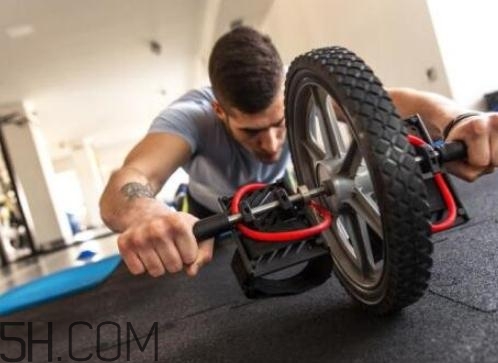 健腹轮对腰椎有伤害吗,腹肌轮对腰椎有害吗