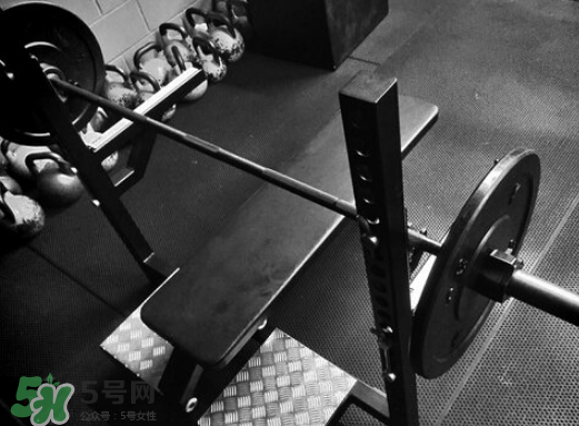 卧推怎么用胸肌发力,卧推怎么用胸肌发力图解