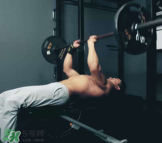 普通人卧推多少公斤合格,cba卧推多少公斤合格