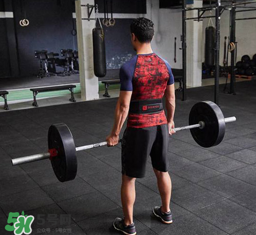 举重为什么要绑腰带,举重运动员为什么要系腰带