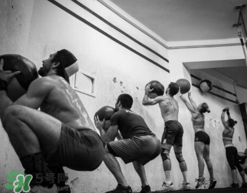 药球侧步蹲,药球深蹲动作