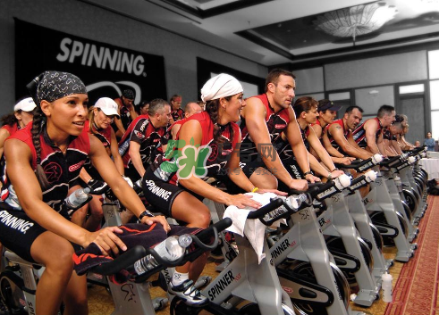 骑完动感单车膝盖发热是怎么回事,踩动感单车膝盖痛怎么回事