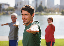 晚上吃完饭健身好还是健身完吃饭好,晚上健身先吃饭还是健完后吃饭