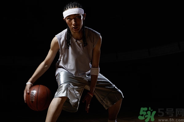 打篮球小腿抽筋快速解决办法,打篮球小腿抽筋怎么办