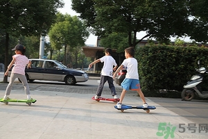 滑板车多大孩子可以开始学了,几岁孩子可以玩滑板车 滑板车多大孩子可以开始学了,几岁孩子可以玩滑板车