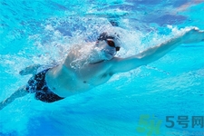 游泳对膝关节有损伤吗,游泳对膝关节的影响