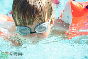 吃完饭可以马上游泳吗,吃饱饭后可以马上去游泳吗