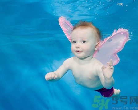 宝宝游泳有啥好处,宝宝游泳的好处和坏处