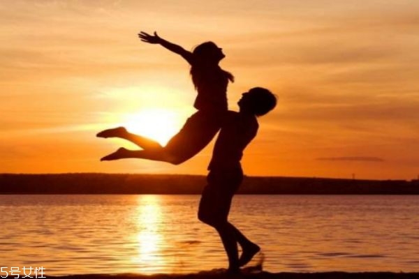 男朋友很害羞怎么办,男友害羞是怎么回事 男朋友很害羞怎么办,男友害羞是怎么回事