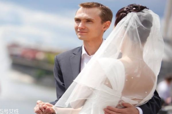 男人出轨该不该原谅他,男人有外遇该不该原谅